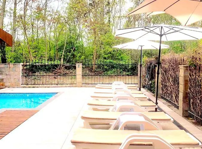 Park And Pool Apostolovi